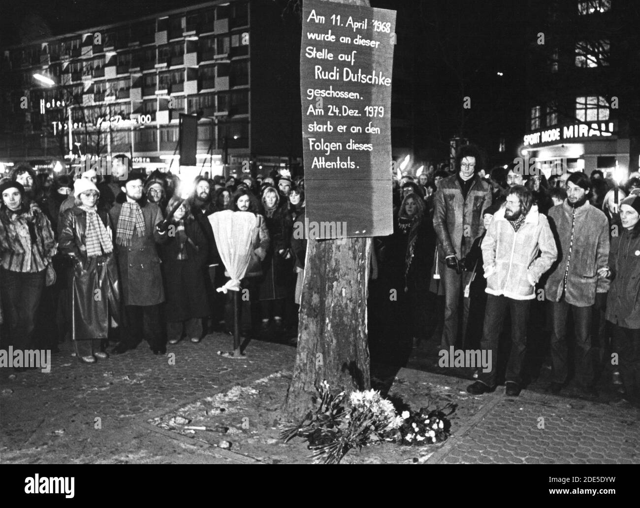 Berlin, 03.01.1980 - Trauernde gedenken am Abend der Beerdigung des verstorbenen RUDI DUTSCHKE (* 7. März 1940; † 24. Dezember 1979) an der Stelle auf dem Kurfürstendamm, an der er am 11.4.1968 angeschosen wurde. --- Berlino, Germania, 3 gennaio 1980 - in serata, i cordoglio commemorano i funerali DEL defunto RUDI DUTSCHKE (* 7 marzo 1940 - 24 dicembre 1979) al posto di Kurfürstendamm dove è stato ucciso il 11 aprile 1968. Foto Stock
