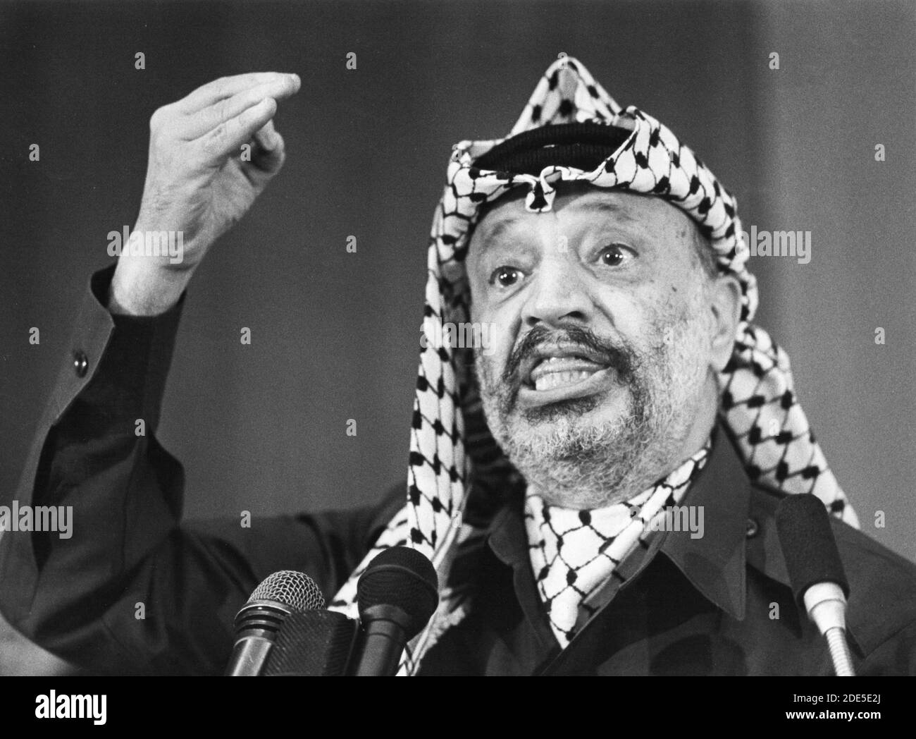Yasser ARAFAT (Mohammed Yasser Abdel Rahman Abdel Raouf Arafat al-Qudwa), (*24 agosto 1929 / +11 novembre 2004), è stato un leader palestinese di primaria importanza. È stato Presidente dell'Organizzazione per la Liberazione della Palestina (OLP), Presidente dell'autorità Nazionale Palestinese (PNA), e leader del partito politico Fatah e dell'ex gruppo paramilitare, che ha fondato nel 1959. Fotografato nel maggio 1988 a Tripolis, Libia. Foto Stock