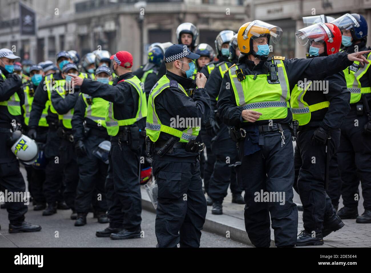 La polizia di Riot arresta oltre 150 manifestanti a Oxford Street durante manifestazioni anti-blocco in tutta la capitale Londra, Inghilterra, Regno Unito Foto Stock