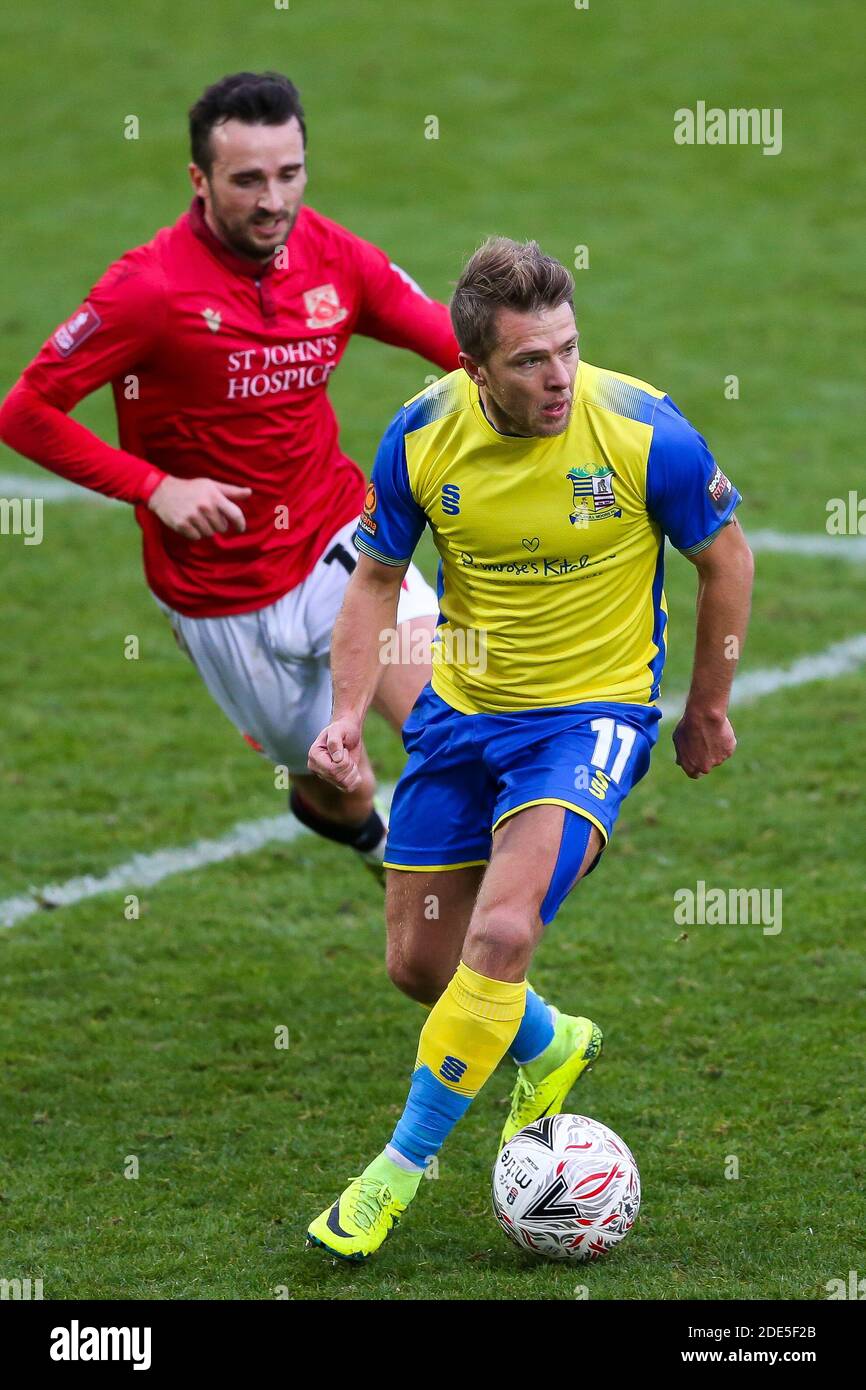 Aaron Wildig di Morecambe e Jamie Ward di Solihull Moors durante la seconda partita della fa Cup allo stadio Mazuma di Morecambe. Foto Stock