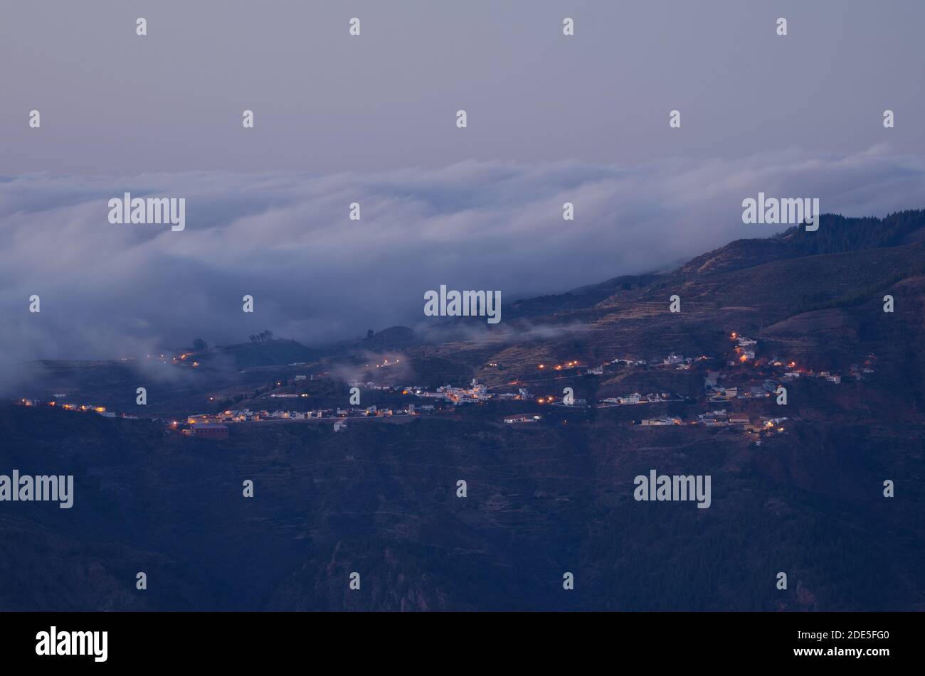 Città di Artenara al tramonto e mare di nuvole. Il Parco Rurale di Nublo. Gran Canaria. Isole Canarie. Spagna. Foto Stock