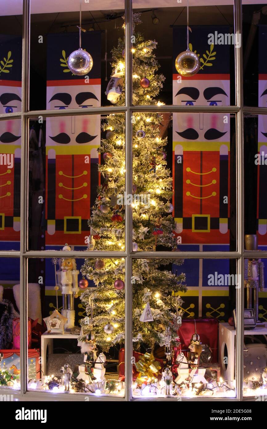 Vetrina a tema natalizio a Shakespeare Country, Alcester, Warwickshire, Regno Unito, con albero di Natale. Foto Stock