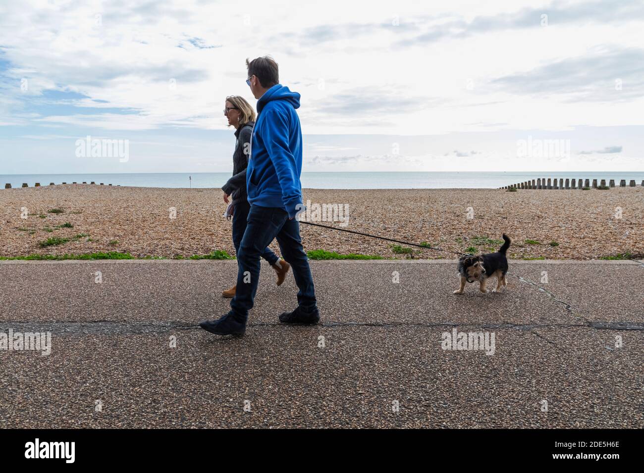 Inghilterra, East Sussex, Eastbourne, People Walking sulla Eastbourne Seafront Promenade Foto Stock