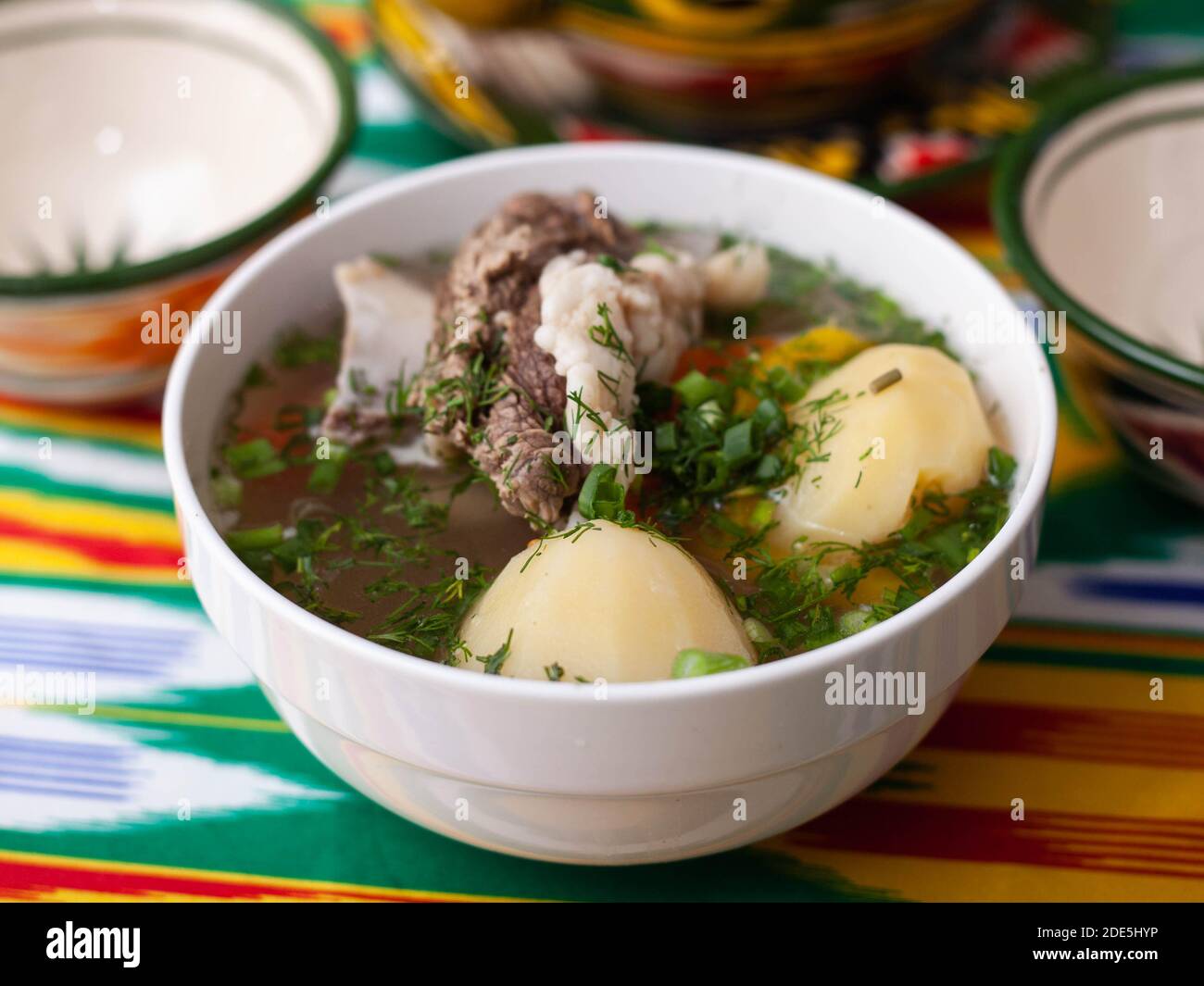 Zuppa di surpa di manzo bollito, patate e cipolle secondo una ricetta orientale. Cucina orientale, piatto nazionale Foto Stock