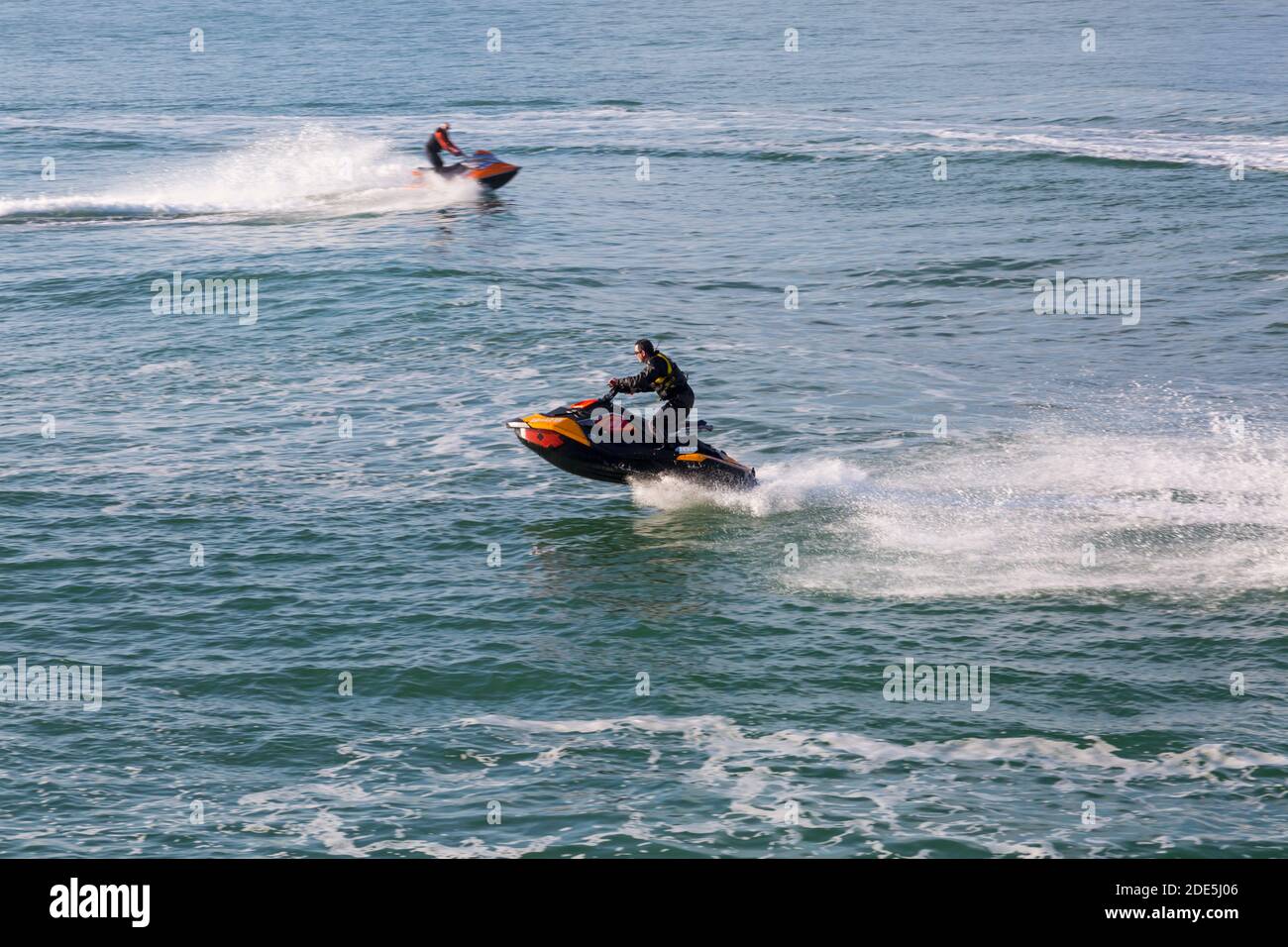 Bournemouth, Dorset UK. 29 novembre 2020. Tempo nel Regno Unito: I jetski che fanno acrobazie trick in una bella giornata di sole caldo alle spiagge di Bournemouth durante l'ultimo fine settimana di Lockdown 2. Bournemouth e Dorset si sposteranno quindi in Tier2. Moto d'acqua jetski jet ski jetski jetski jetski jet ski jetski jetski jetski jetski jetski. Credit: Carolyn Jenkins/Alamy Live News Foto Stock