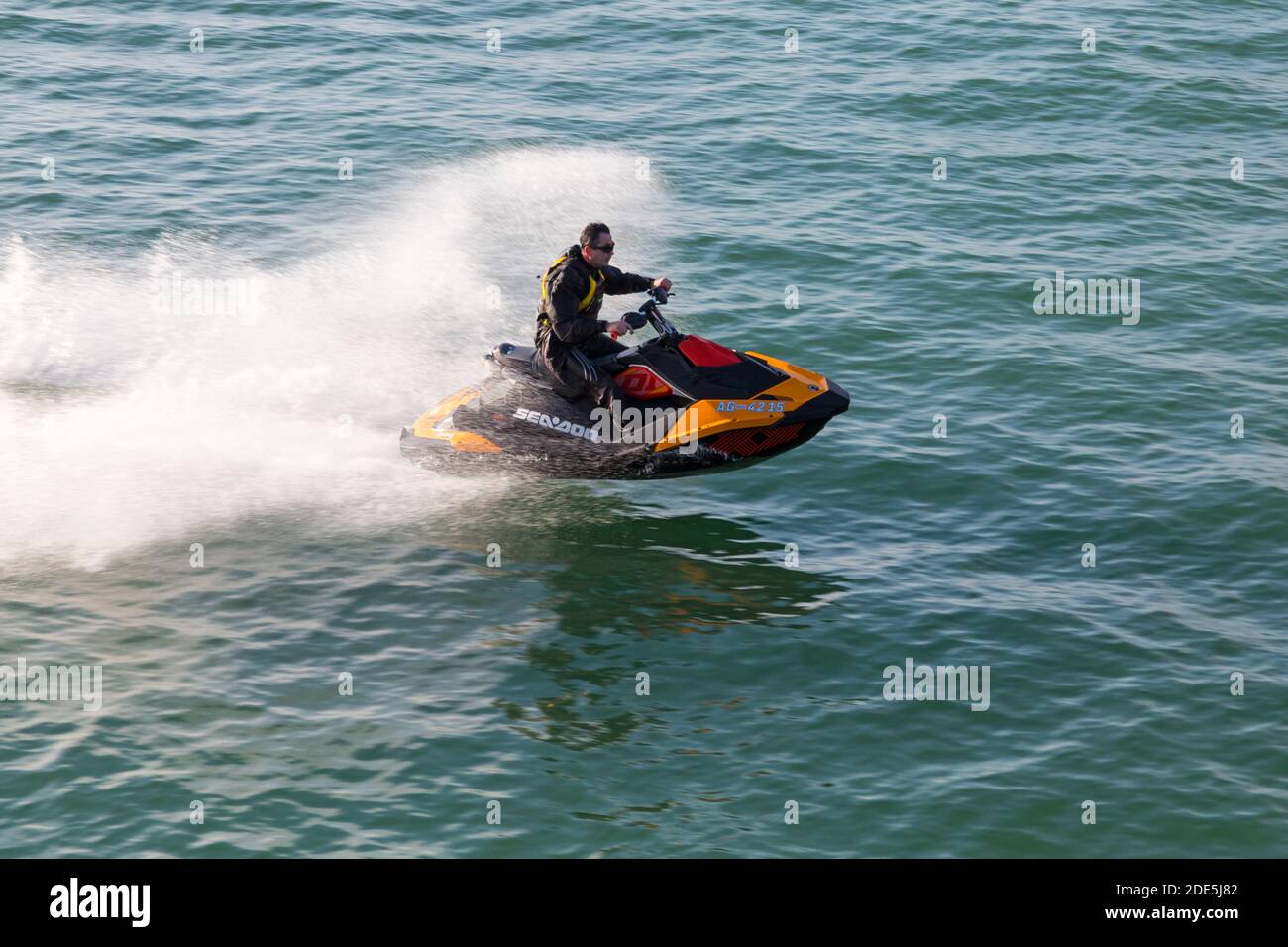 Bournemouth, Dorset UK. 29 novembre 2020. Tempo nel Regno Unito: I jetski che fanno acrobazie trick in una bella giornata di sole caldo alle spiagge di Bournemouth durante l'ultimo fine settimana di Lockdown 2. Bournemouth e Dorset si sposteranno quindi in Tier2. Moto d'acqua jetski jet ski jetski jetski jetski jet ski jetski jetski jetski jetski jetski. Credit: Carolyn Jenkins/Alamy Live News Foto Stock