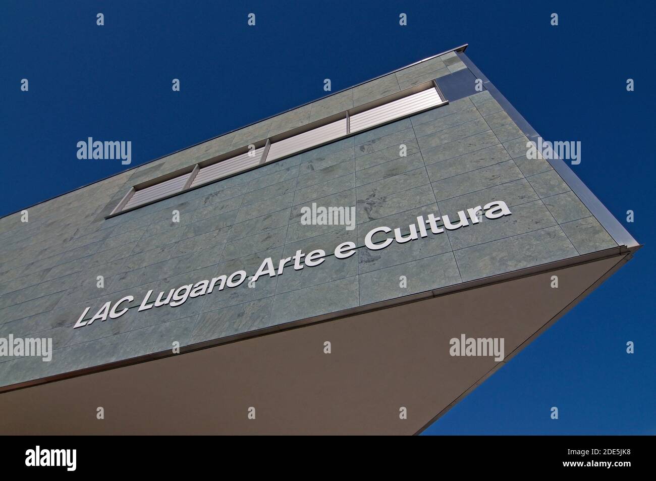 Lugano, Ticino, Svizzera - 11 novembre 2020 : veduta del centro culturale LAC (Lugano Arte e Cultura) che si trova a Lugano, Svizzera. Il buildi Foto Stock