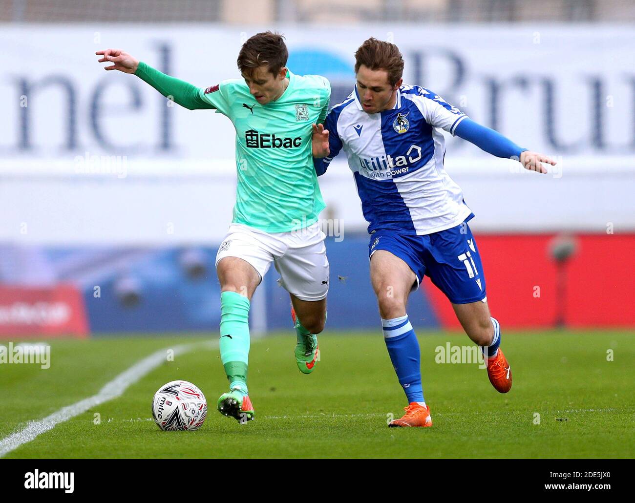 Darlington's Jarrett Rivers (a sinistra) e Bristol Rover Sam Nicholson battaglia per la palla durante la seconda partita della fa Cup al Memorial Stadium di Bristol. Foto Stock