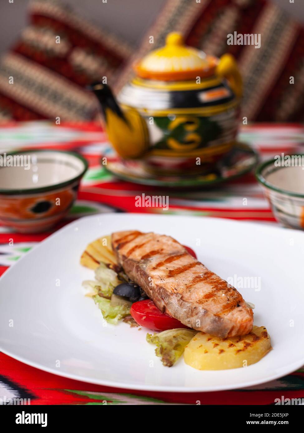 Bistecca di salmone su un cuscino di verdure stufate. Stile Asiatico Foto Stock