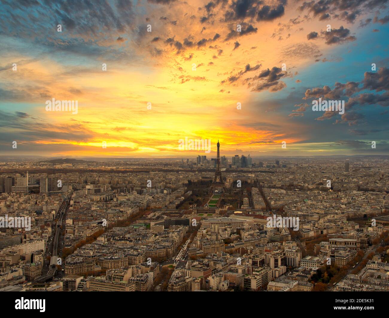 Il famoso skyline di Parigi con la Torre Eiffel al tramonto a Parigi Foto Stock Il famoso skyline di Parigi con la Torre Eiffel al tramonto a Parigi Foto Stock