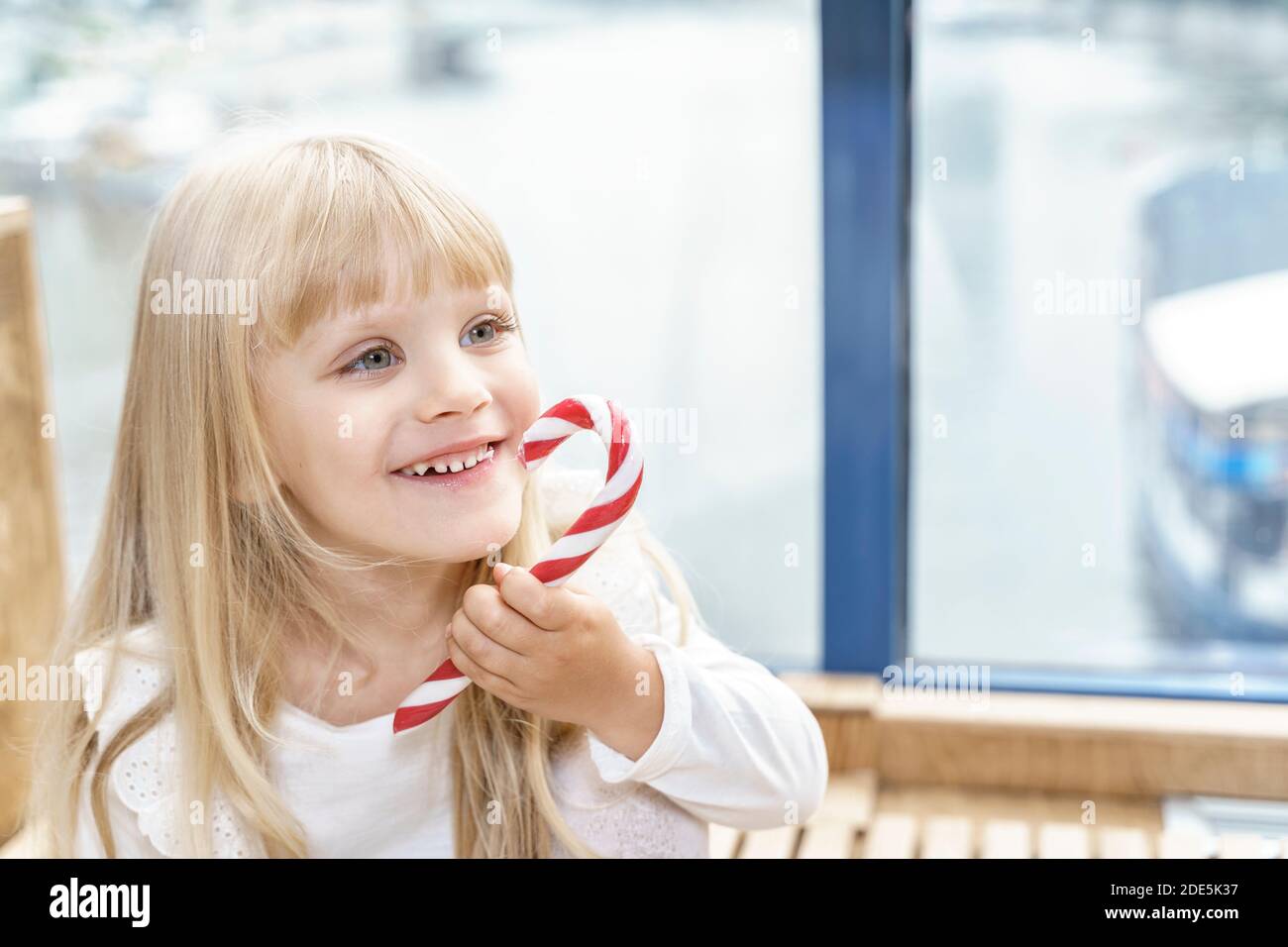 un bambino con il contentment mangia una canna della caramella Foto Stock