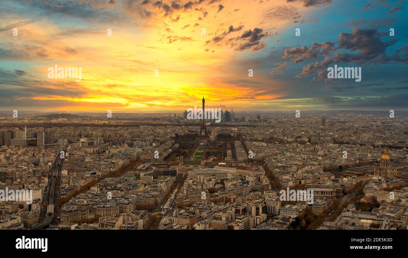 Il famoso skyline di Parigi con la Torre Eiffel al tramonto a Parigi Foto Stock Il famoso skyline di Parigi con la Torre Eiffel al tramonto a Parigi Foto Stock