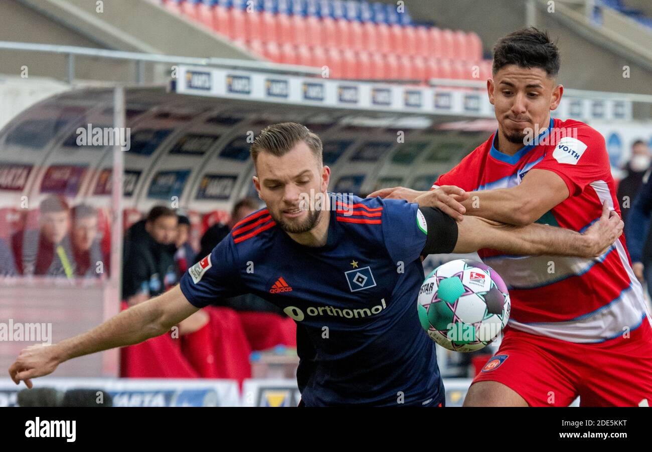 Heidenheim, Germania. 29 Nov 2020. Calcio: 2° Bundesliga, 1° FC Heidenheim - Hamburger SV, 9° incontro nella Voith Arena. Kevin Sessa (r) di Heidenheim e Manuel Wintzheimer di Amburgo lottano per la palla. Credito: Stefan Puchner/dpa - NOTA IMPORTANTE: In conformità con le norme del DFL Deutsche Fußball Liga e del DFB Deutscher Fußball-Bund, è vietato sfruttare o sfruttare nello stadio e/o nel gioco le fotografie scattate sotto forma di sequenze di immagini e/o serie di foto di tipo video./dpa/Alamy Live News Foto Stock