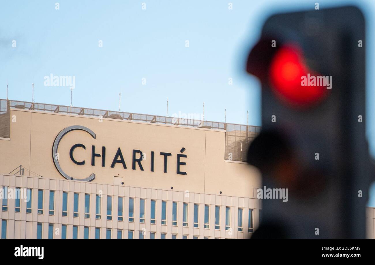 Berlino, Germania. 29 Nov 2020. Di fronte all'edificio principale del Charité è luminoso un semaforo rosso. Per la prima volta dall'introduzione del sistema di semafori per valutare la situazione della corona a Berlino, il valore di avvertimento per i letti ad assistenza intensiva è stato superato. Credit: Christophe Gateau/dpa/Alamy Live News Foto Stock