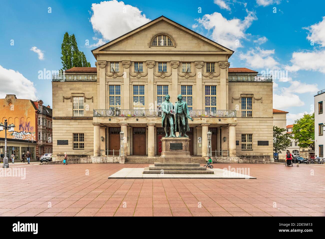 Il monumento Goethe-Schiller si trova di fronte al Teatro Nazionale Tedesco, nella Theatreplatz di Weimar, Turingia, Germania, Europa Foto Stock