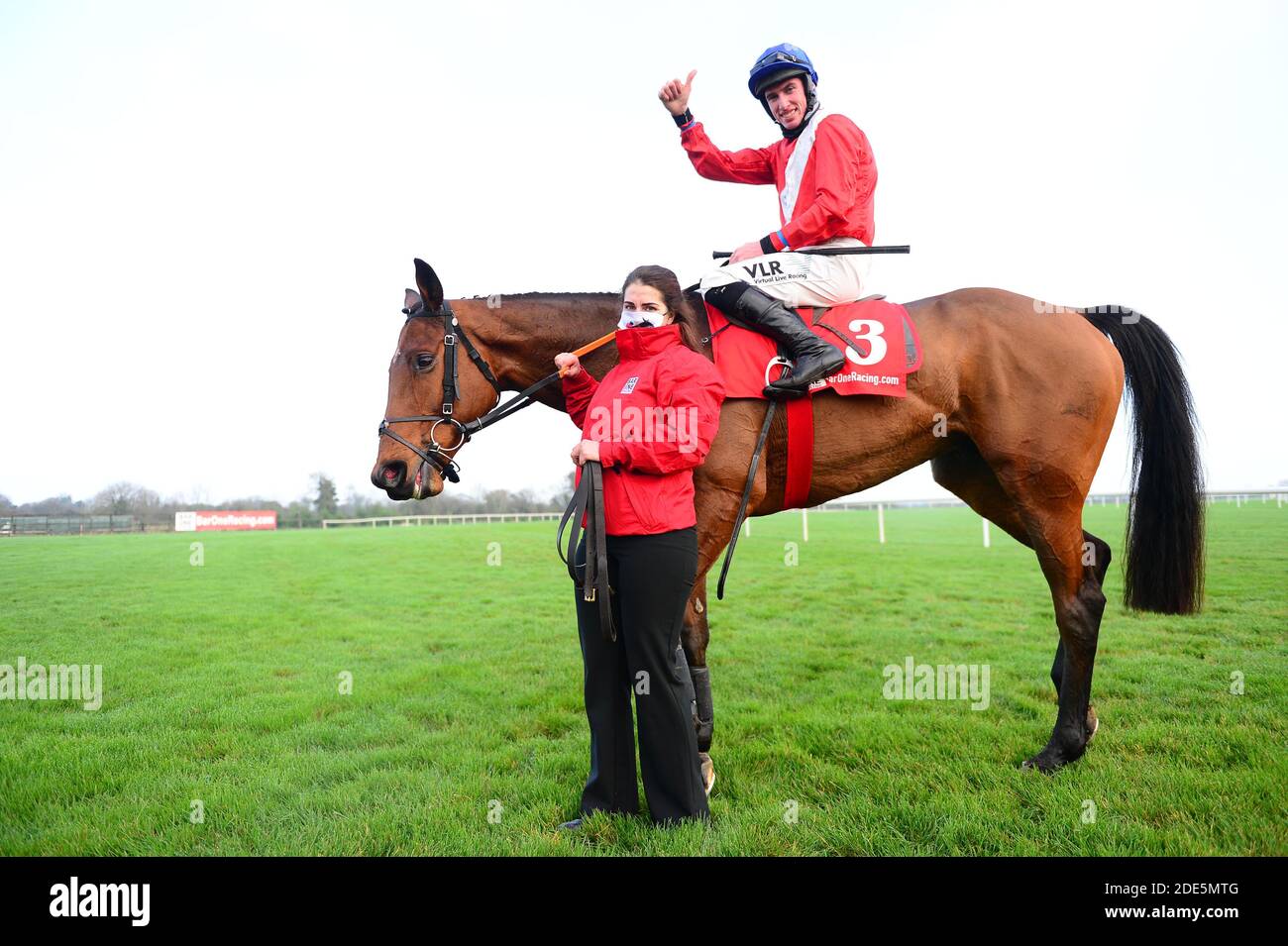 Envoi Allen con il jockey Jack Kennedy e lo sposo Seainin Mahon dopo aver vinto il Drinmore Novice Chase Baroneracing.com per il proprietario Cheveley Park Stud e l'allenatore Gordon Elliott presso l'ippodromo di Fairyhouse. Foto Stock