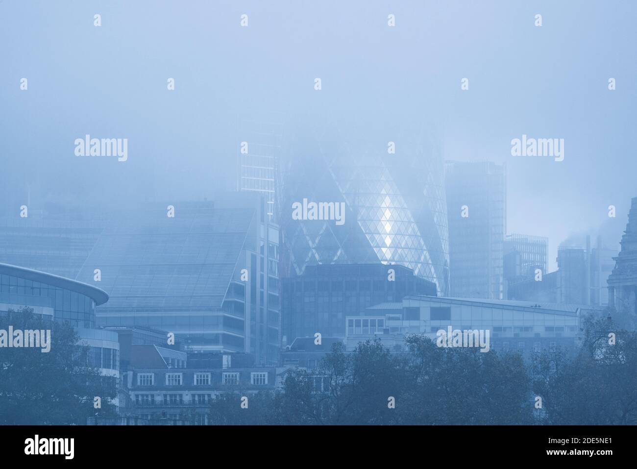 Grattacieli nella città di Londra, nell'area degli affari, che mostrano l'edificio Gherkin e altri uffici in una mattinata blu misteriosa del blocco Coronavirus Covid-19 in Inghilterra, Regno Unito, Europa Foto Stock