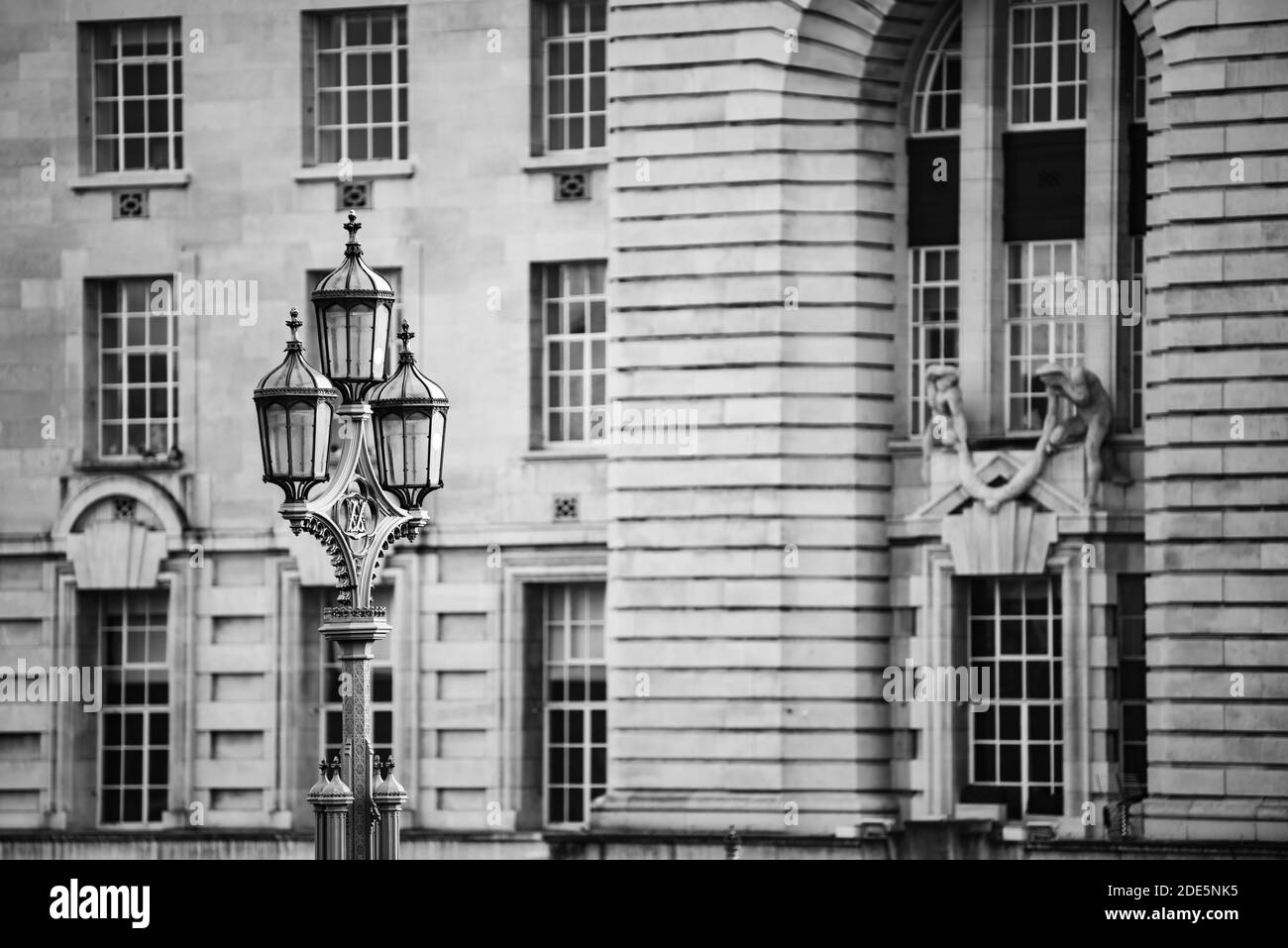 Lampioni in bianco e nero sul Westminster Bridge con architettura londinese alle spalle, paesaggio urbano di edifici e vecchie lampade storiche che mostrano dettagli architettonici di Inghilterra, Regno Unito, Europa Foto Stock