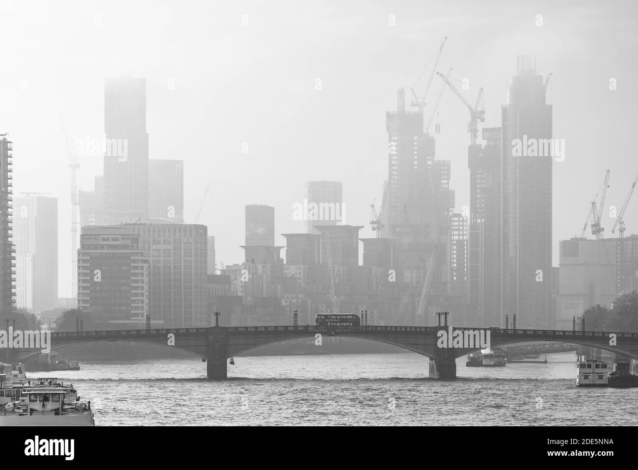 Città d'atmosfera bianca e nera in un clima nebbioso con Central London City Skyline, iconico autobus rosso di Londra e grattacieli, girato nel Lockdown Coronavirus Covid-19 in Inghilterra, Regno Unito Foto Stock