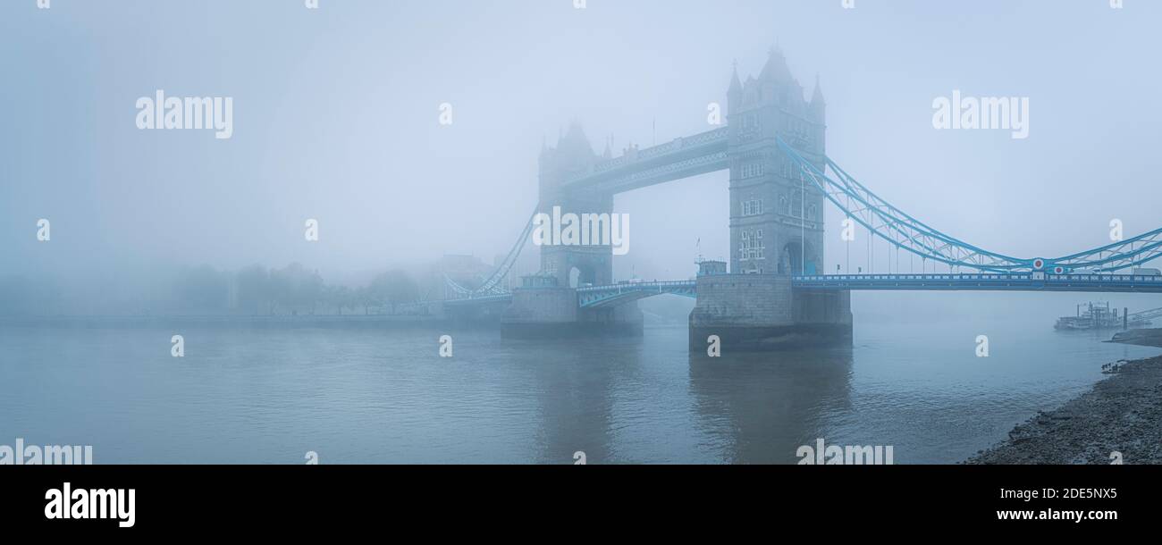 Tower Bridge e il Tamigi in condizioni atmosferiche e umide e umide di colore blu nel centro di Londra sul Coronavirus Covid-19 Lockdown Day One, England, UK Foto Stock