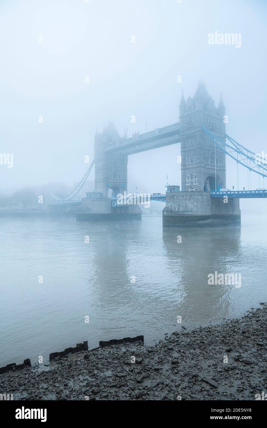 Tower Bridge e il Tamigi in condizioni atmosferiche nebbie e umide nel centro di Londra in Coronavirus Covid-19 Lockdown Day One, England, UK Foto Stock