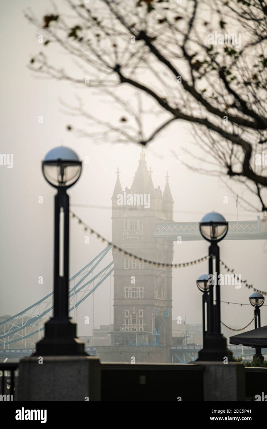 Tower Bridge, iconico punto di riferimento londinese in condizioni atmosferiche nebbie e nebbie nel centro di Londra sul Coronavirus Covid-19 Lockdown Day One, England, UK Foto Stock