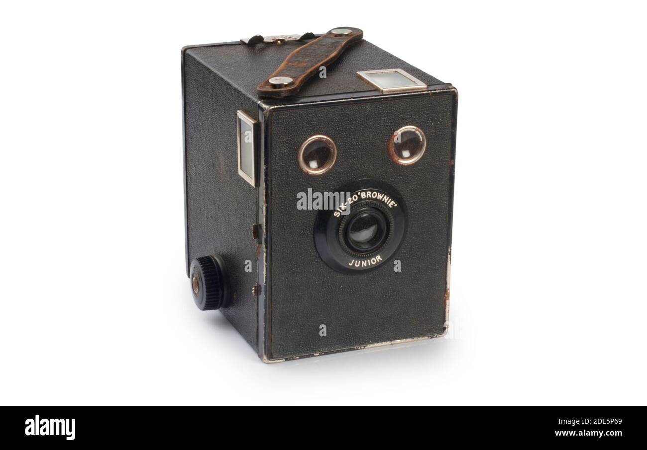 Studio di una fotocamera Box Brownie Six Junior vintage Ritagliare su uno sfondo bianco - John Gollop Foto Stock