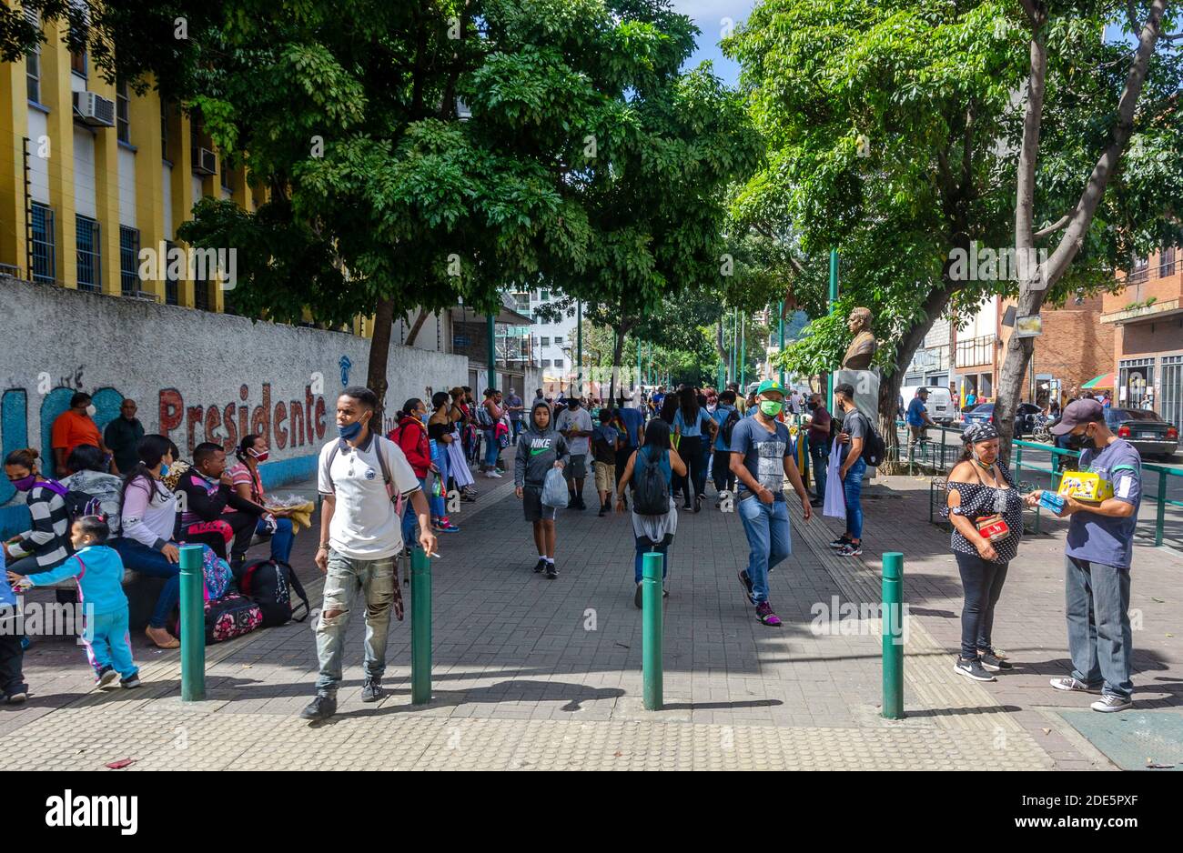 Caracas, Miranda, Venezuela. 27 Nov 2020. Il Venezuela inizia l'ultima settimana della quarantena radicale di questo 2020.a partire da Lunedi, 23 novembre, il Venezuela inizierà una nuova settimana di quarantena radicale nel paese, secondo il 7 regime. Dopo il 1 dicembre, sarà un mese pieno di flessibilità, dove tutti i settori commerciali potranno lavorare liberamente Credit: Jimmy Villalta/ZUMA Wire/Alamy Live News Foto Stock
