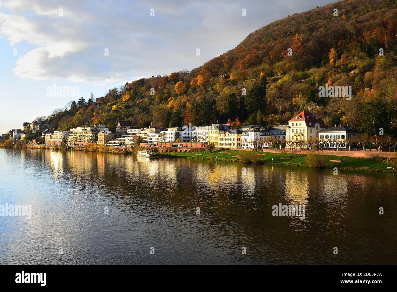 Heidelberg. Case lungo il fiume Neckar in autunno con la montagna Heiligenberg in background. Foto Stock