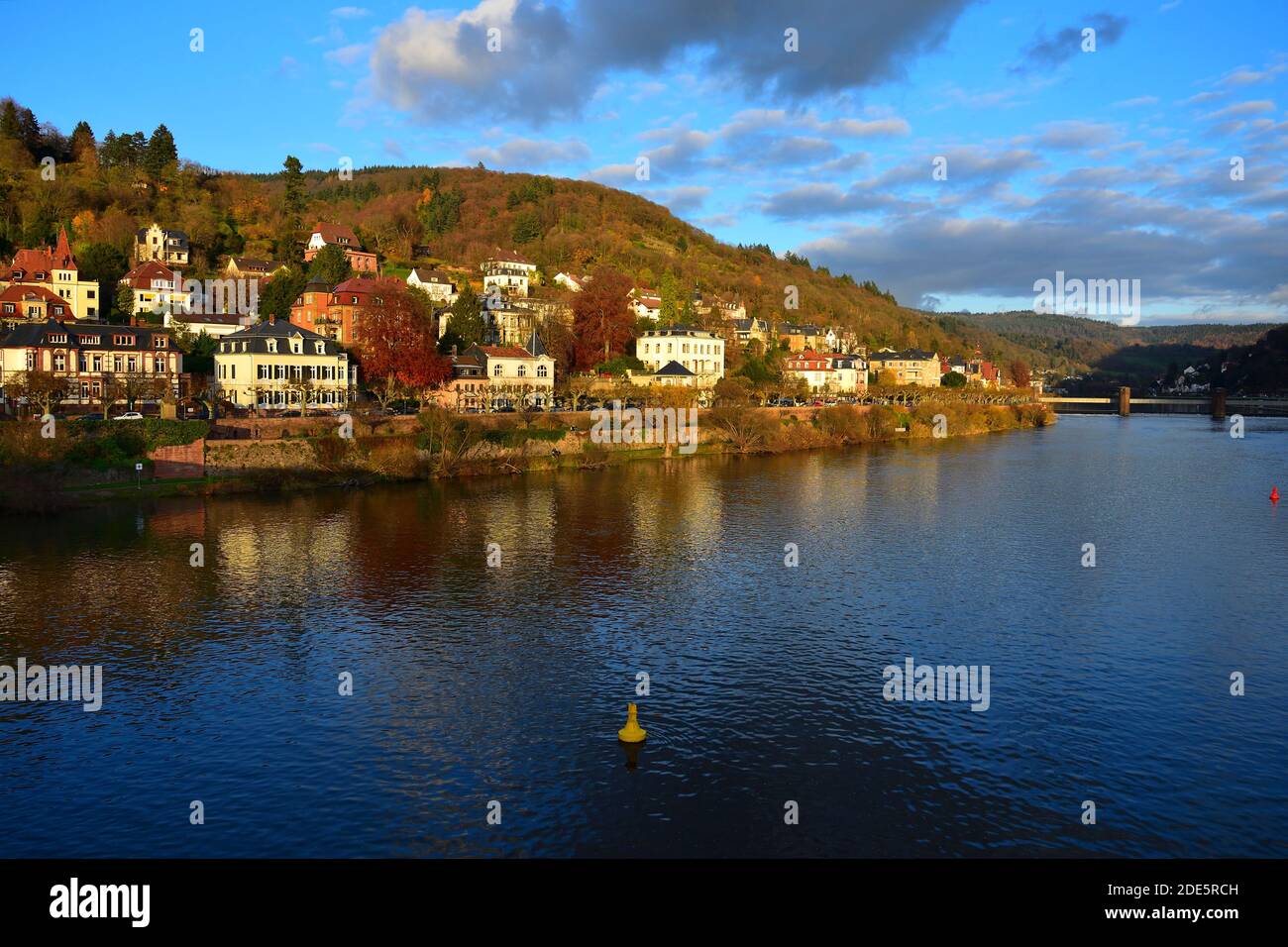 Heidelberg. Case lungo il fiume Neckar in autunno con le montagne sullo sfondo. Foto Stock