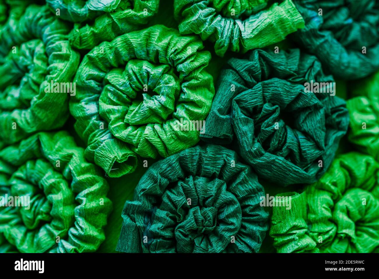 Schema verde astratto, sfondo. Ornamento in tessuto con ricci, tubi ritorti. Foto Stock