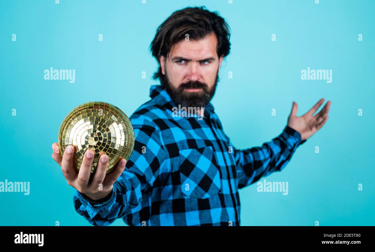 uomo divertente e gioioso che si diverte con la festa. tempo per divertirsi. hipster bearded pronto a festeggiare la vacanza. arredamento di festa. uomo casual con palla da discoteca brillante. Foto Stock