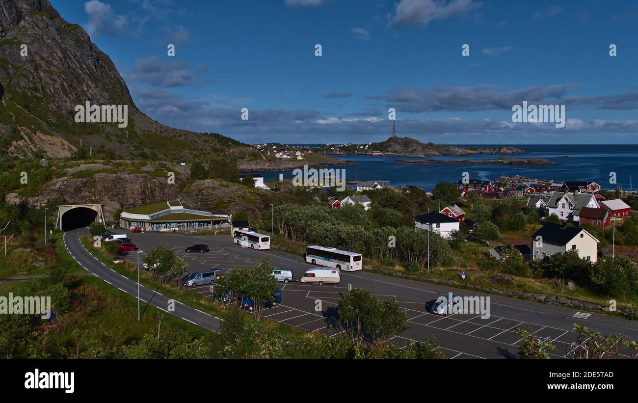 Å, Moskenesøy, Lofoten, Norvegia - 08-30-2020: Vista panoramica piccolo villaggio di pescatori Å, l'insediamento più occidentale di Lofoten, con parcheggio pubblico. Foto Stock