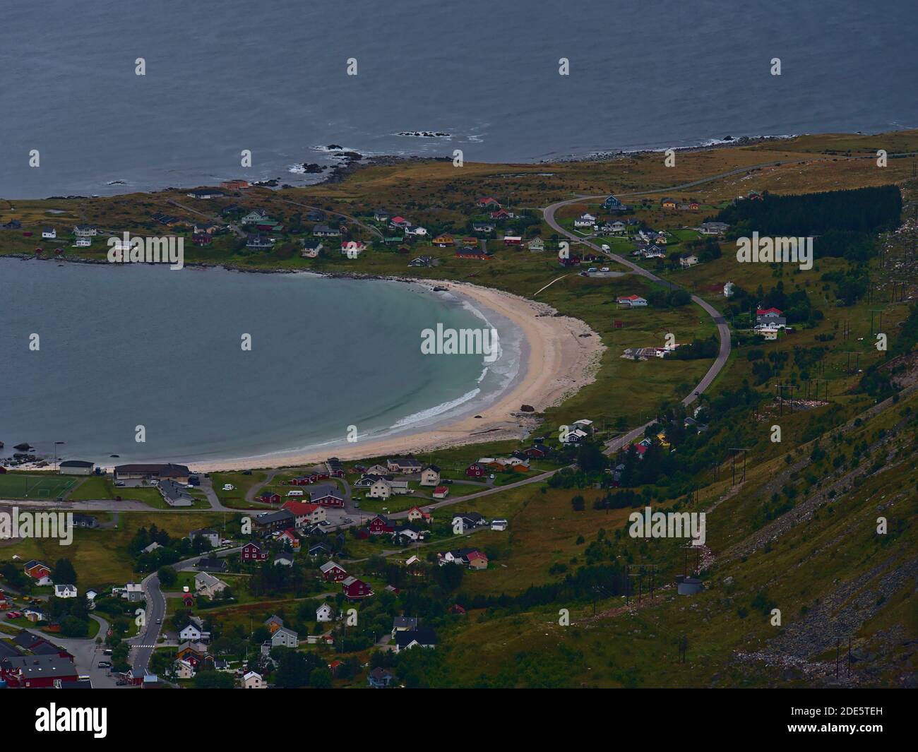Ramberg, Moskenesøy, Lofoten, Norvegia - 08-31-2020: Veduta aerea della bellissima spiaggia sabbiosa di Ramberg, meta turistica popolare sulle isole Lofoten. Foto Stock
