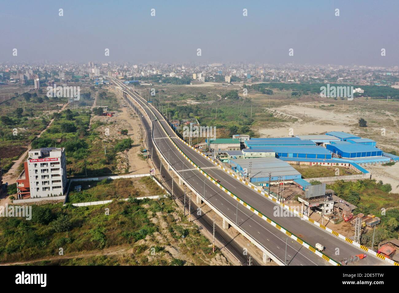 Dhaka, Bangladesh - 28 novembre 2020: La 54,7 km a quattro corsie Dhaka-Mawa Padma Bridge Mawa Expressway dovrebbe ridurre i tempi di viaggio tra Dhaka An Foto Stock