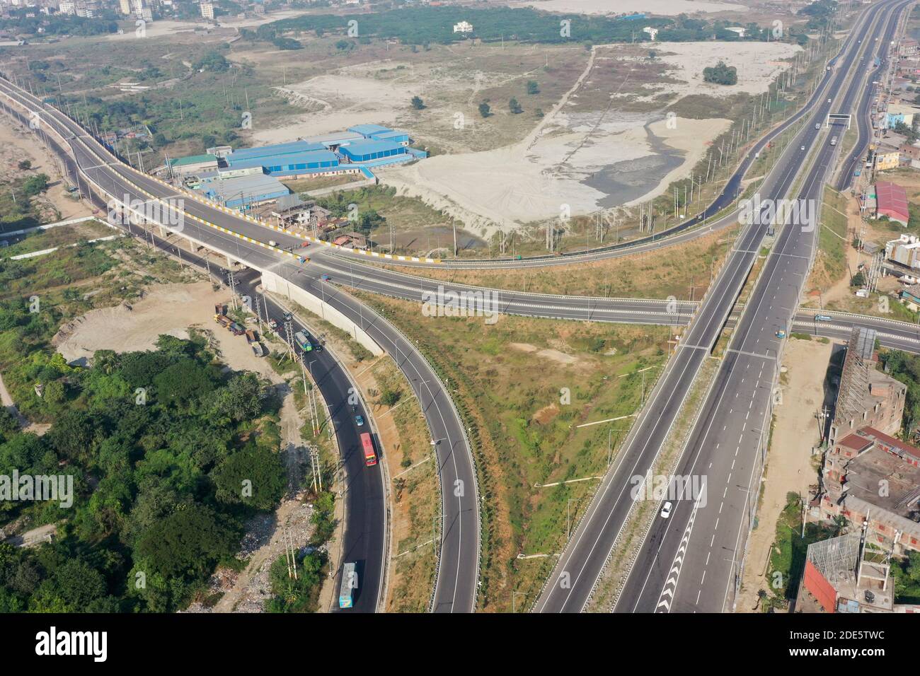 Dhaka, Bangladesh - 28 novembre 2020: La 54,7 km a quattro corsie Dhaka-Mawa Padma Bridge Mawa Expressway dovrebbe ridurre i tempi di viaggio tra Dhaka An Foto Stock