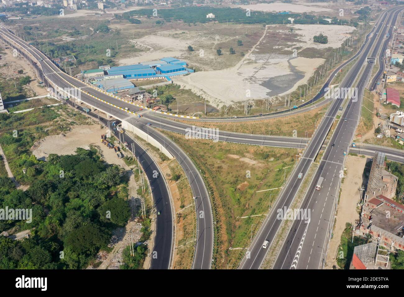 Dhaka, Bangladesh - 28 novembre 2020: La 54,7 km a quattro corsie Dhaka-Mawa Padma Bridge Mawa Expressway dovrebbe ridurre i tempi di viaggio tra Dhaka An Foto Stock