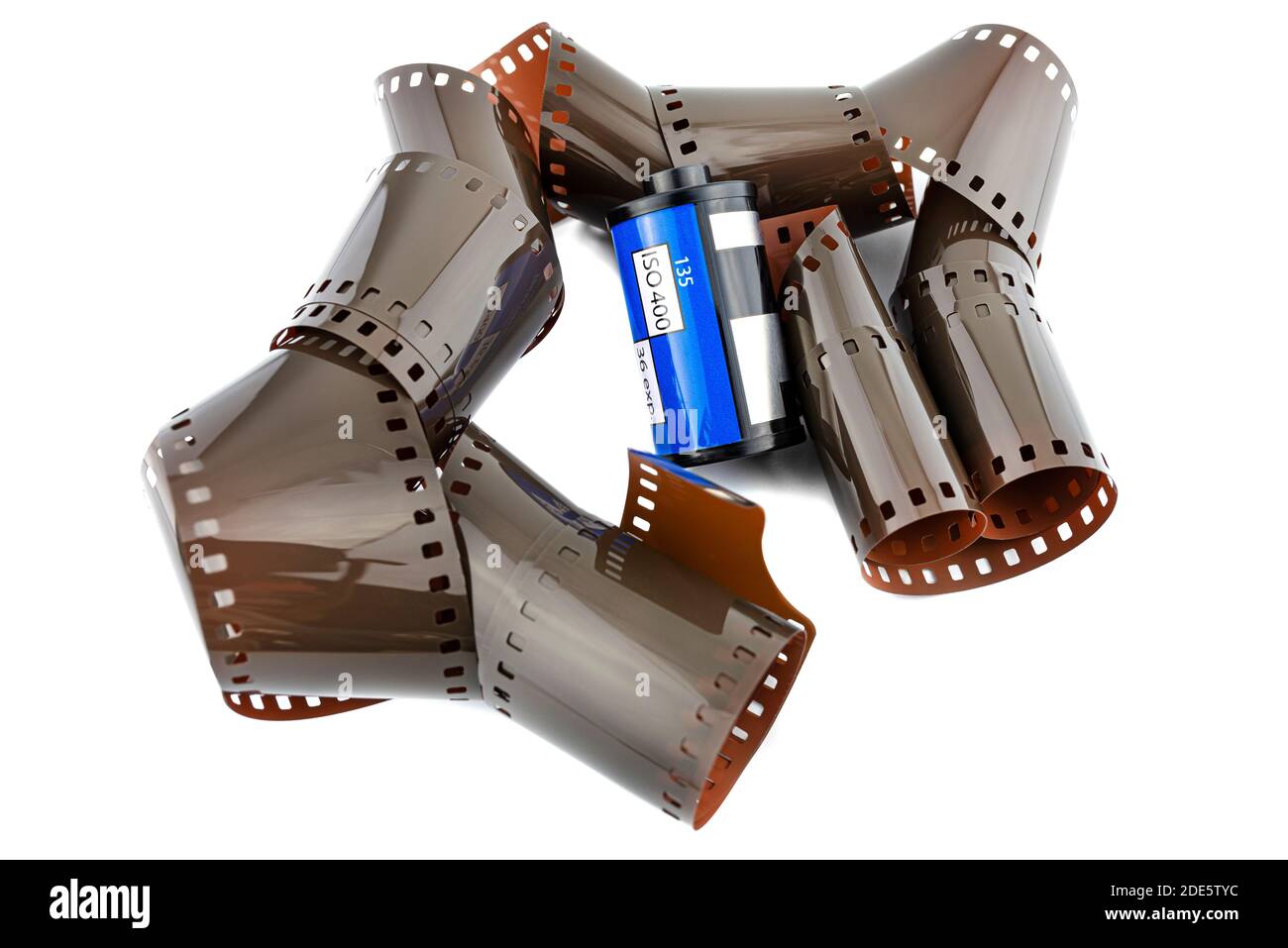 Nuova pellicola ISO 400 piegata proveniente da un rotolo blu, isolata su sfondo bianco. Foto Stock