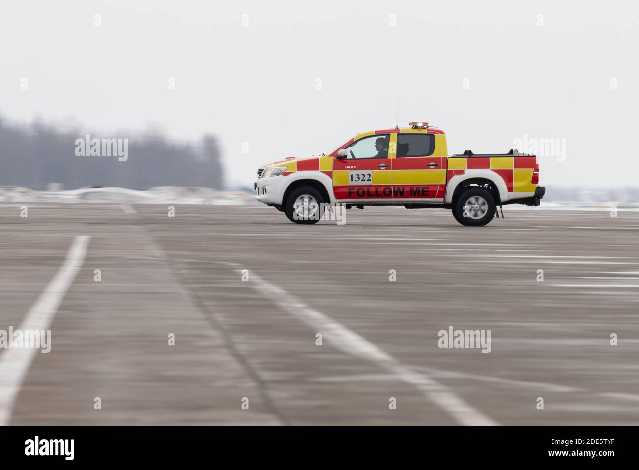 SAN PIETROBURGO, RUSSIA - 20 dicembre 2019. Aeroporto Internazionale di Pulkovo. Veicolo aeroportuale che fornisce il servizio "Seguimi" per gli aeromobili, in sella Foto Stock