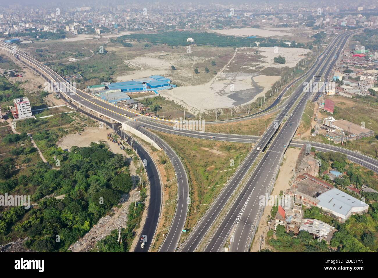 Dhaka, Bangladesh - 28 novembre 2020: La 54,7 km a quattro corsie Dhaka-Mawa Padma Bridge Mawa Expressway dovrebbe ridurre i tempi di viaggio tra Dhaka An Foto Stock