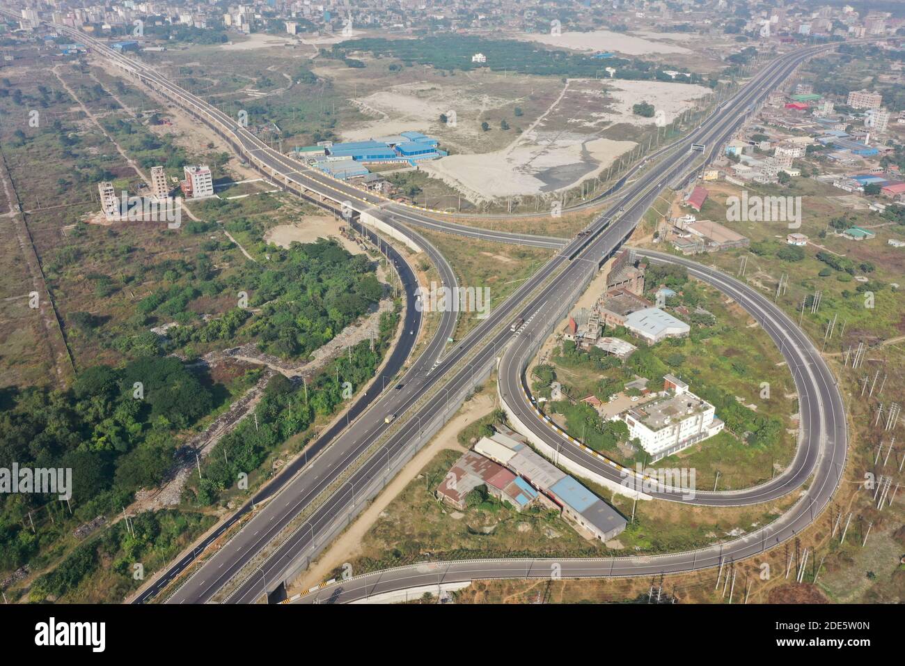 Dhaka, Bangladesh - 28 novembre 2020: La 54,7 km a quattro corsie Dhaka-Mawa Padma Bridge Mawa Expressway dovrebbe ridurre i tempi di viaggio tra Dhaka An Foto Stock