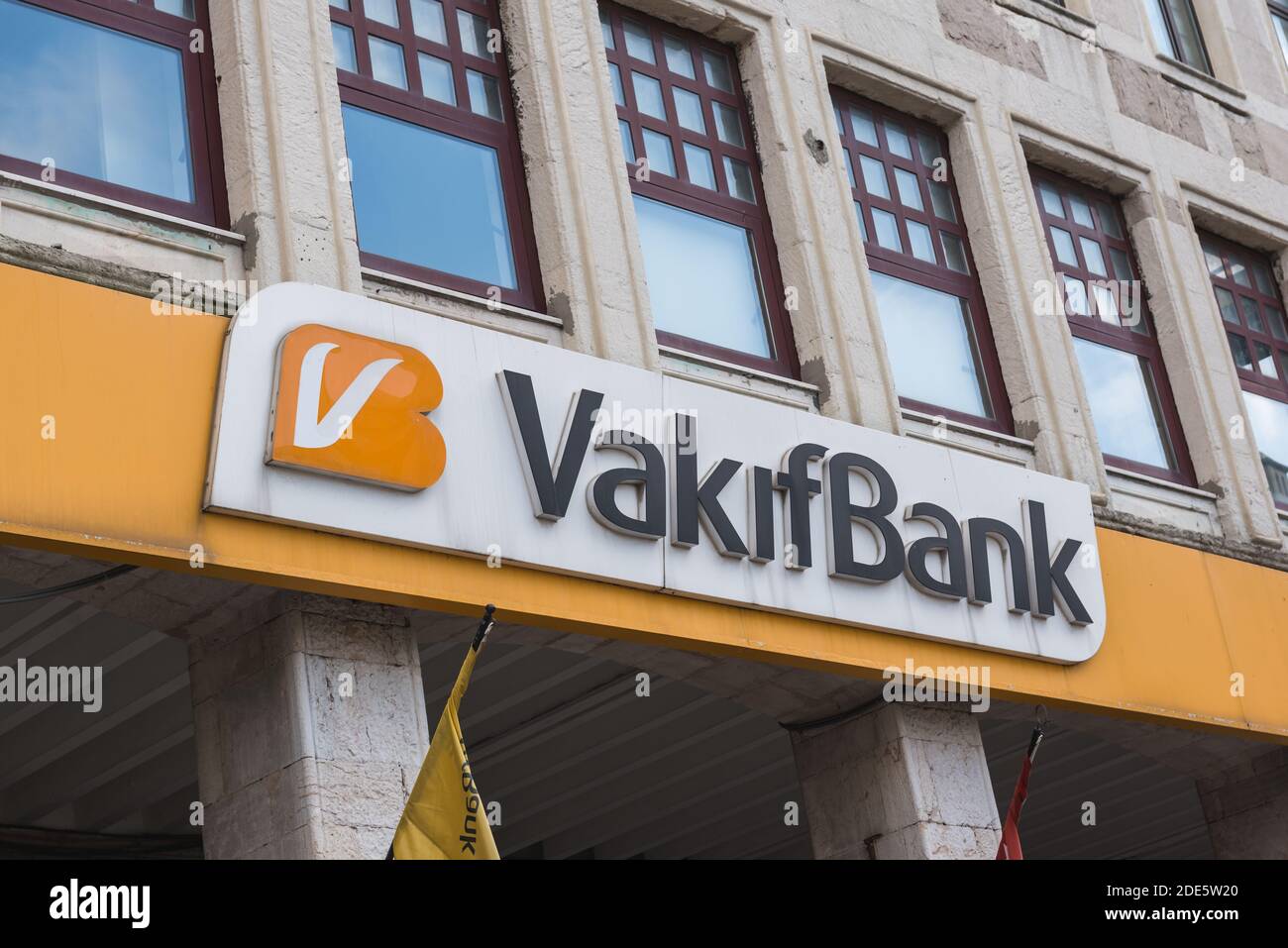Vista sulla facciata di VakifBank, fondata nel 1954. VakõfBank è la quarta banca più grande in Turchia sulla base della sua dimensione patrimoniale.Istanbul,Turchia.16 novembre 202 Foto Stock