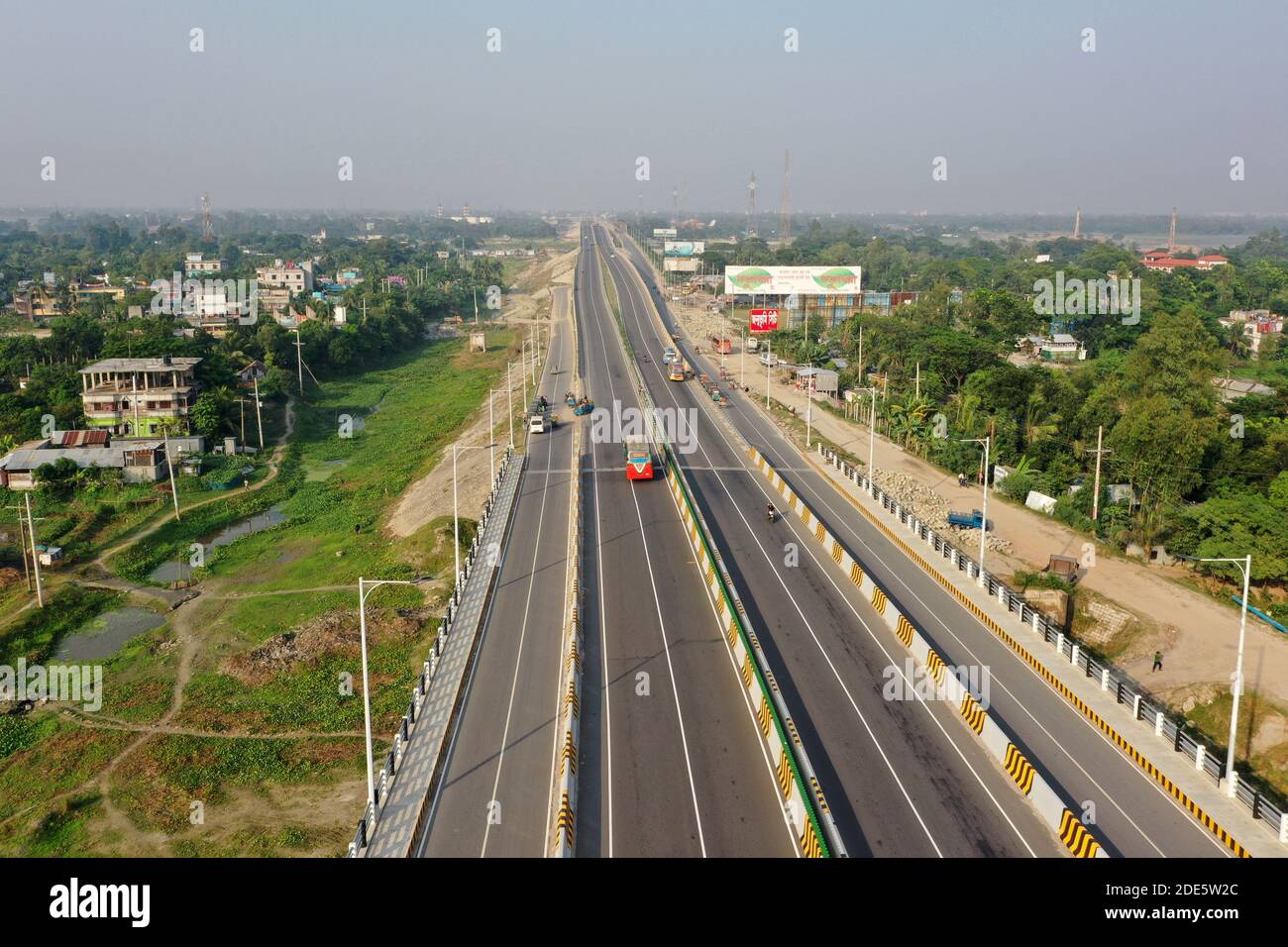 Dhaka, Bangladesh - 28 novembre 2020: La 54,7 km a quattro corsie Dhaka-Mawa Padma Bridge Mawa Expressway dovrebbe ridurre i tempi di viaggio tra Dhaka An Foto Stock