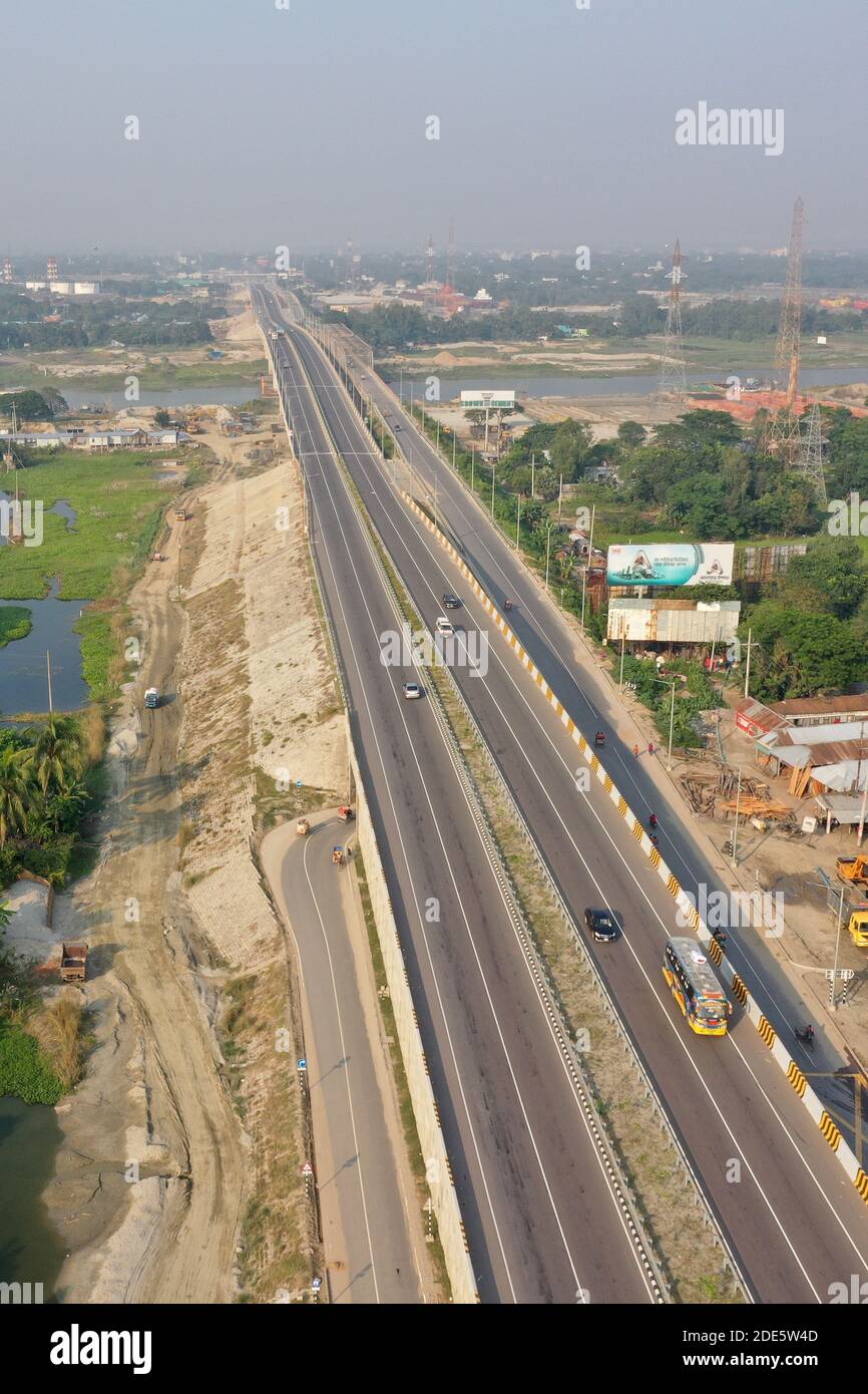 Dhaka, Bangladesh - 28 novembre 2020: La 54,7 km a quattro corsie Dhaka-Mawa Padma Bridge Mawa Expressway dovrebbe ridurre i tempi di viaggio tra Dhaka An Foto Stock