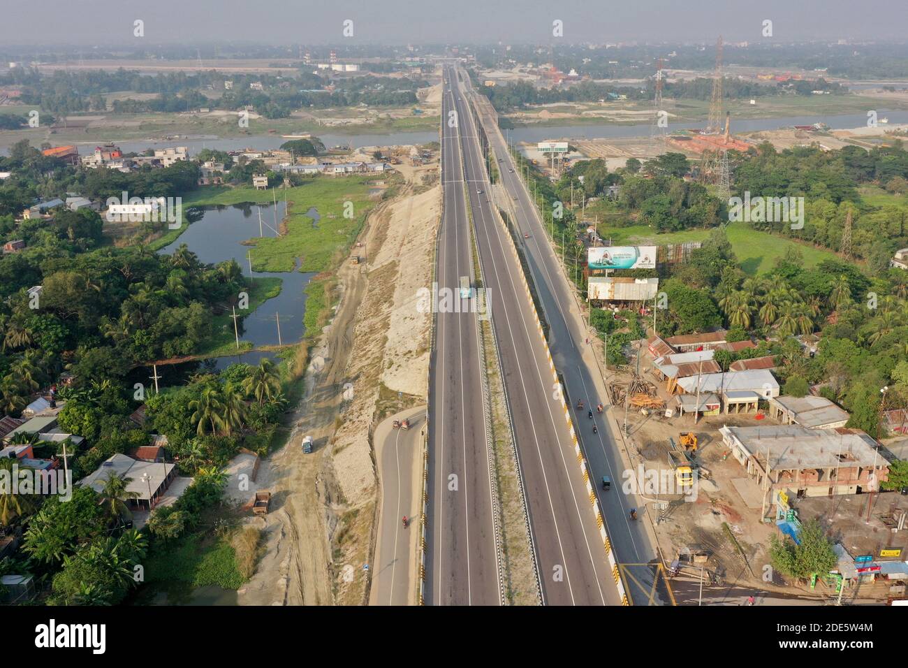 Dhaka, Bangladesh - 28 novembre 2020: La 54,7 km a quattro corsie Dhaka-Mawa Padma Bridge Mawa Expressway dovrebbe ridurre i tempi di viaggio tra Dhaka An Foto Stock