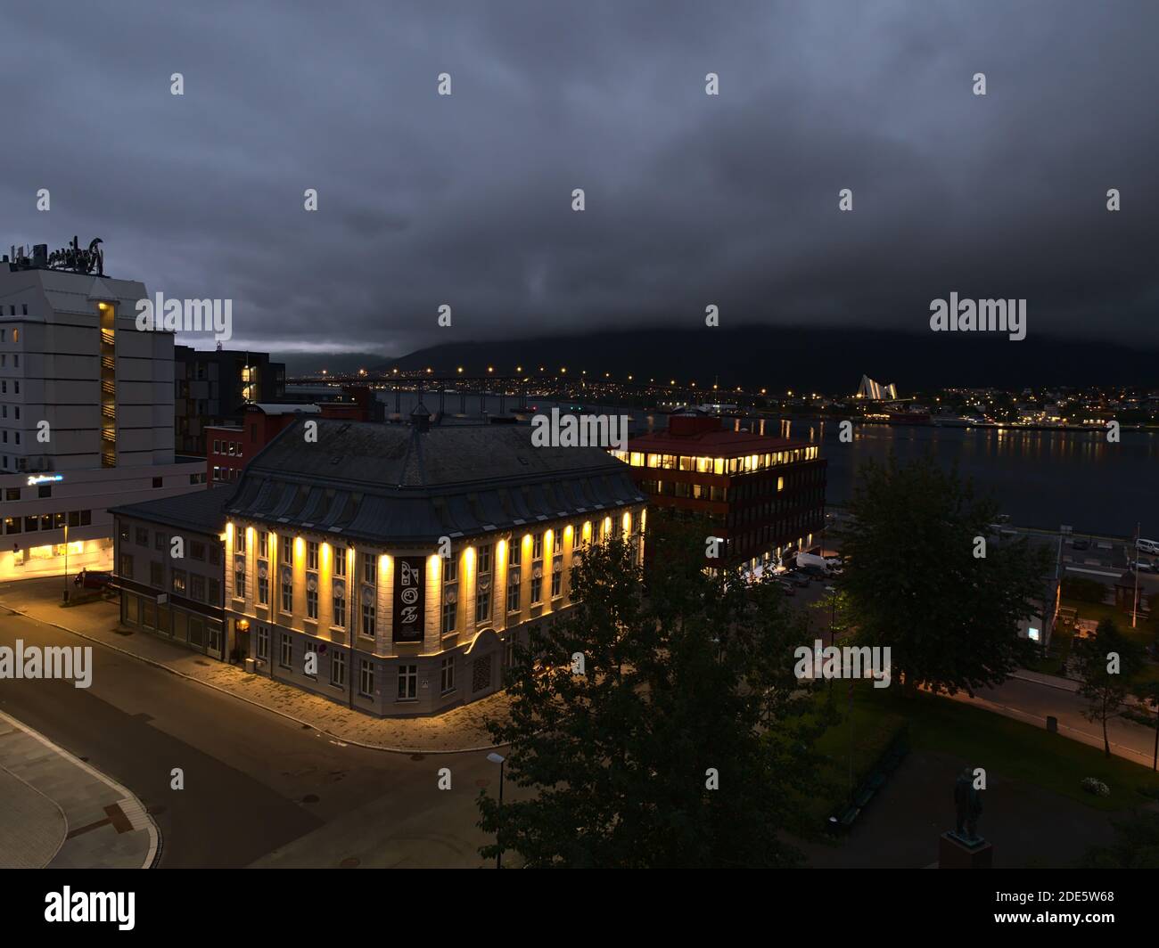 Tromsø, Norvegia - 08-23-2020: Vista aerea notturna del centro di Tromsø con edifici illuminati, il ponte di Tromsøbrua e la cattedrale artica. Foto Stock