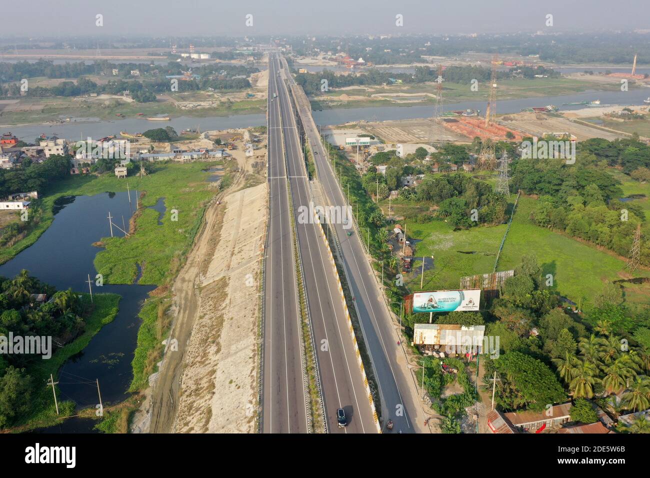 Dhaka, Bangladesh - 28 novembre 2020: La 54,7 km a quattro corsie Dhaka-Mawa Padma Bridge Mawa Expressway dovrebbe ridurre i tempi di viaggio tra Dhaka An Foto Stock