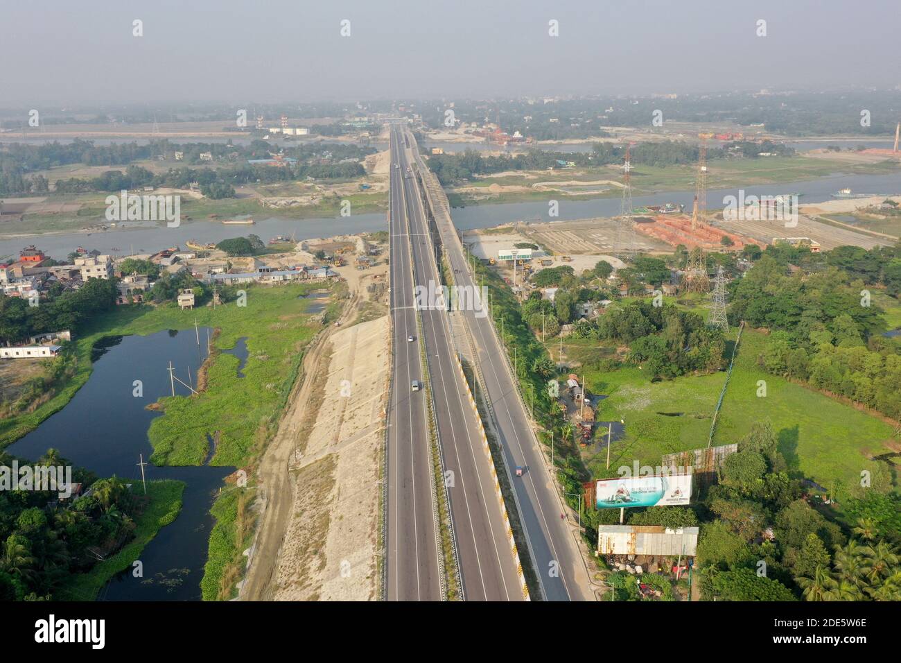 Dhaka, Bangladesh - 28 novembre 2020: La 54,7 km a quattro corsie Dhaka-Mawa Padma Bridge Mawa Expressway dovrebbe ridurre i tempi di viaggio tra Dhaka An Foto Stock