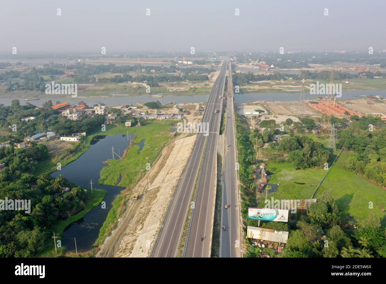 Dhaka, Bangladesh - 28 novembre 2020: La 54,7 km a quattro corsie Dhaka-Mawa Padma Bridge Mawa Expressway dovrebbe ridurre i tempi di viaggio tra Dhaka An Foto Stock