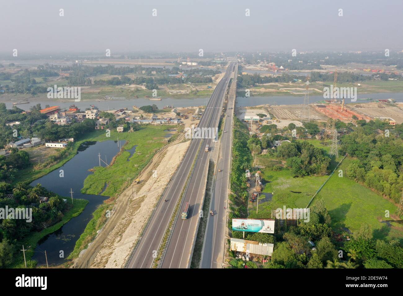 Dhaka, Bangladesh - 28 novembre 2020: La 54,7 km a quattro corsie Dhaka-Mawa Padma Bridge Mawa Expressway dovrebbe ridurre i tempi di viaggio tra Dhaka An Foto Stock